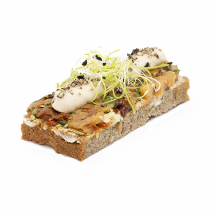 Bauernbrotstreifen: getrüffeltes Bohnenmousse auf Auberginentartare