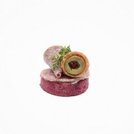Rote Rüben-Kren-Polenta-Canapé: Mailänder Salami mit Olive