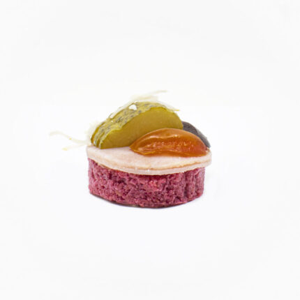Rote Rüben-Kren-Polenta-Canapé: Beinschinken mit Kren & Gurkerl