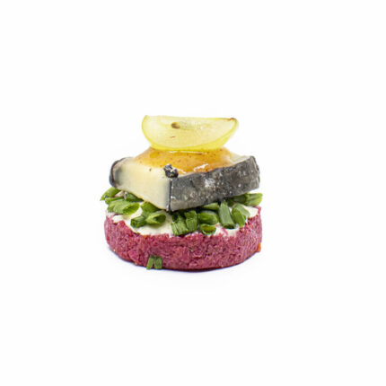 Rote Rüben-Kren-Polenta-Canapé: Weinkäse auf Mangochutney