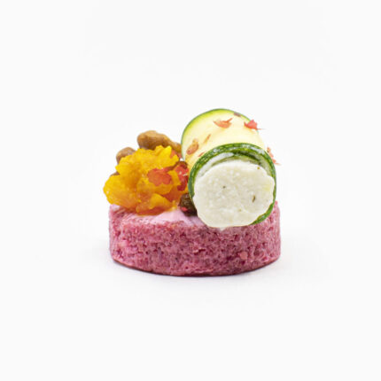 Rote Rüben-Kren-Polenta-Canapé: Ziegenkäse-Zucchiniröllchen mit Safran-Birnen-Relish