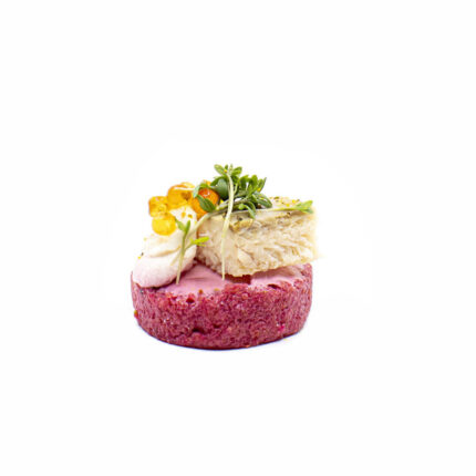 Rote Rüben-Kren-Polenta-Canapé: Geräucherter Saibling mit Zitronenpfeffer