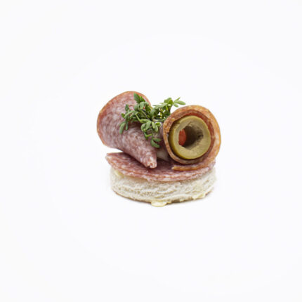 Canapé klassisch: Mailänder Salami mit Olive