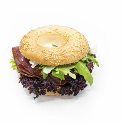 Bagel-Hälfte: Pastrami mit Krengervais auf Chili-Salsa