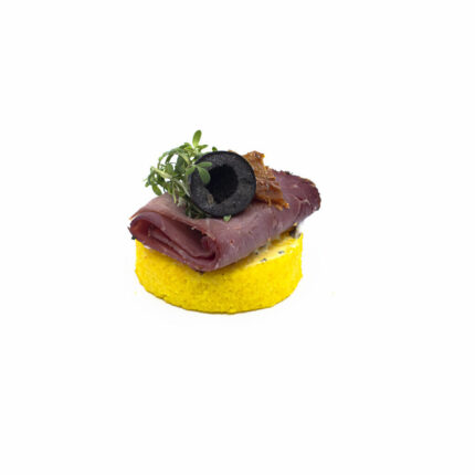 Safran-Parmesan-Polenta-Canapé: Pastrami mit Krengervais