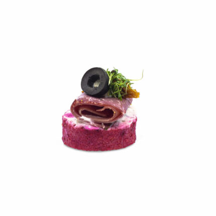 Rote Rüben-Kren-Polenta-Canapé: Pastrami mit Krengervais