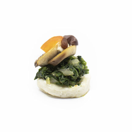 Veganer Reis-Kokos-Canapé: Gegrillte Pilze auf Babyblattspinat