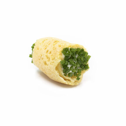 Parmesanröllchen: Ziegenkäsemousse & Schnittlauch