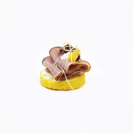 Safran-Parmesan-Polenta-Canapé: Honig-Pfefferente mit Sauce Cumberland