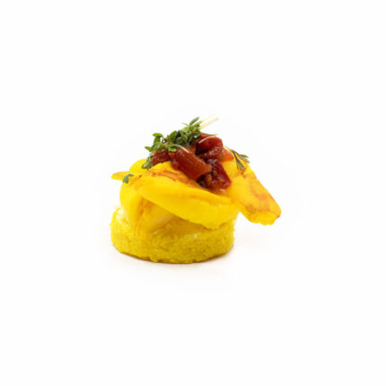 Safran-Parmesan-Polenta-Canapé: Safrangarnele auf Limetten-Chili-Salsa