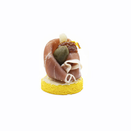 Safran-Parmesan-Polenta-Canapé: Prosciutto di Parma mit Kapernbeeren